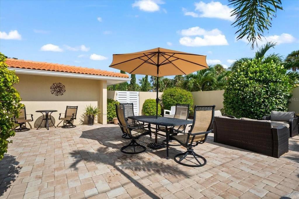 Private Village Home With Heated Pool & Spa With Private Front Courtyard Siesta Key Exterior photo