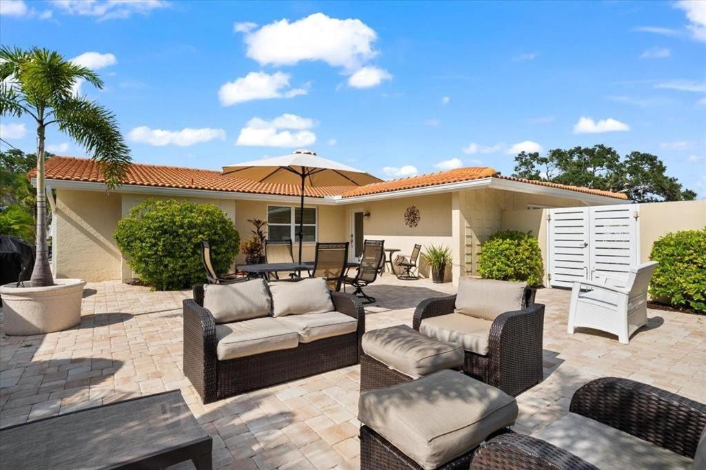 Private Village Home With Heated Pool & Spa With Private Front Courtyard Siesta Key Exterior photo