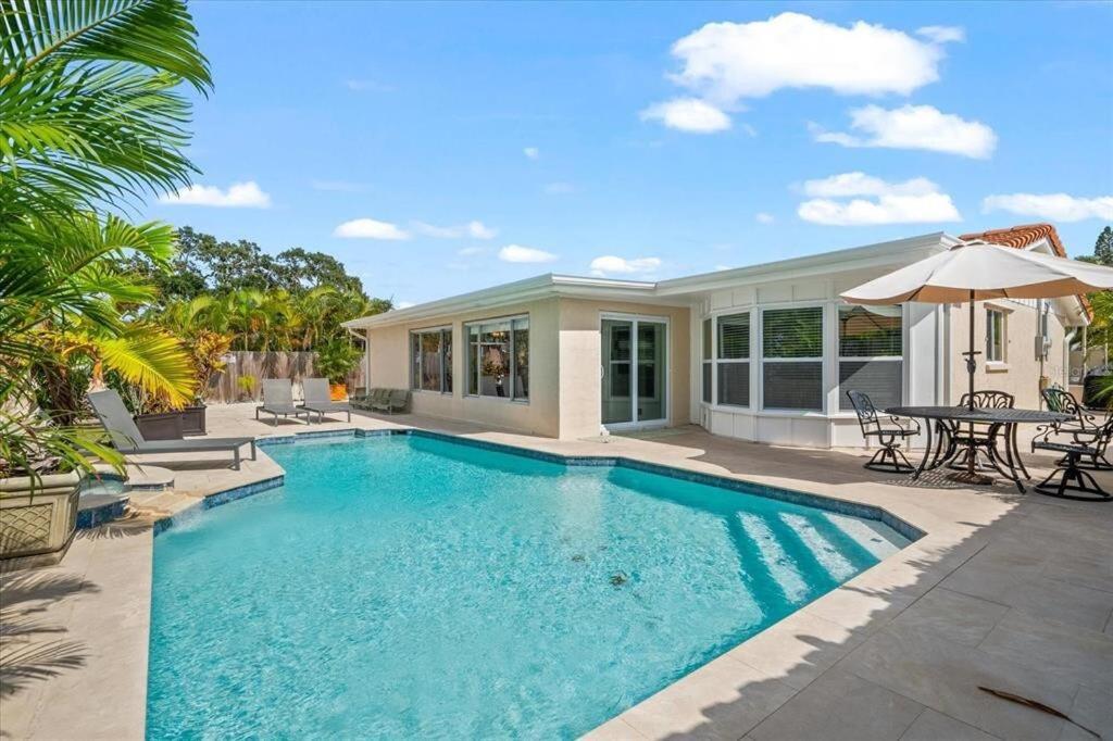 Private Village Home With Heated Pool & Spa With Private Front Courtyard Siesta Key Exterior photo