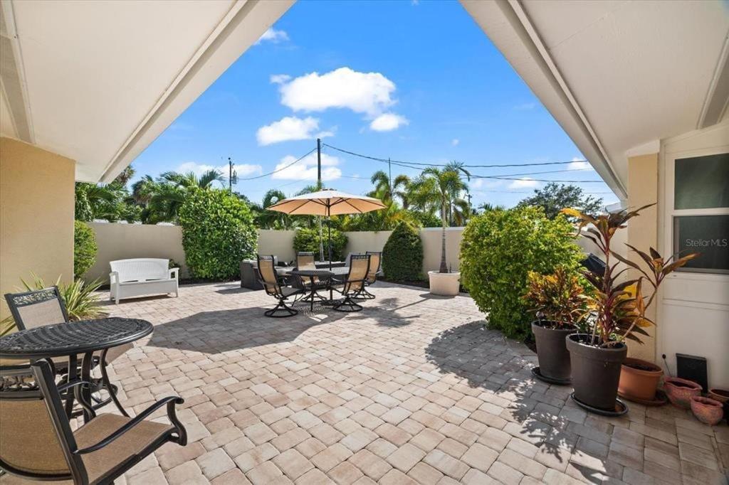 Private Village Home With Heated Pool & Spa With Private Front Courtyard Siesta Key Exterior photo