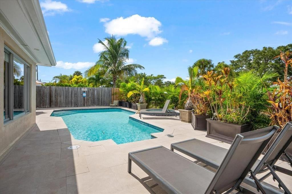 Private Village Home With Heated Pool & Spa With Private Front Courtyard Siesta Key Exterior photo