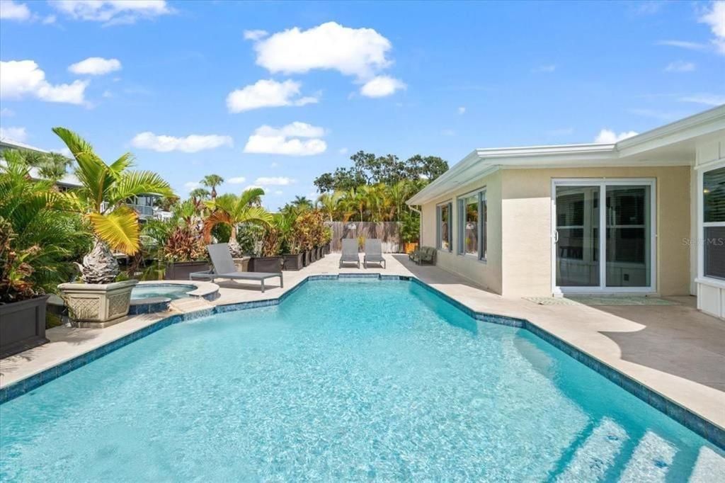 Private Village Home With Heated Pool & Spa With Private Front Courtyard Siesta Key Exterior photo