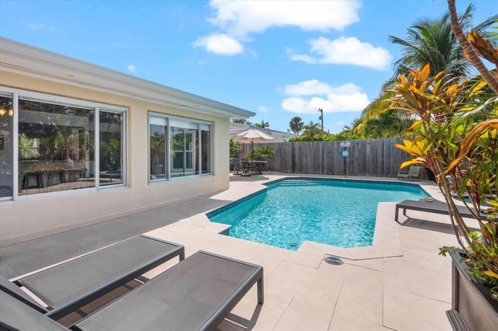 Private Village Home With Heated Pool & Spa With Private Front Courtyard Siesta Key Exterior photo