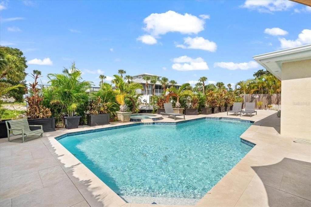 Private Village Home With Heated Pool & Spa With Private Front Courtyard Siesta Key Exterior photo